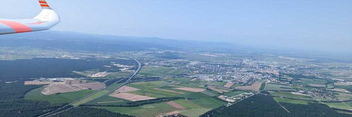 Flugwegposition um 14:08:57: Aufgenommen in der Nähe von Gemeinde Lanzenkirchen, Österreich in 1051 Meter